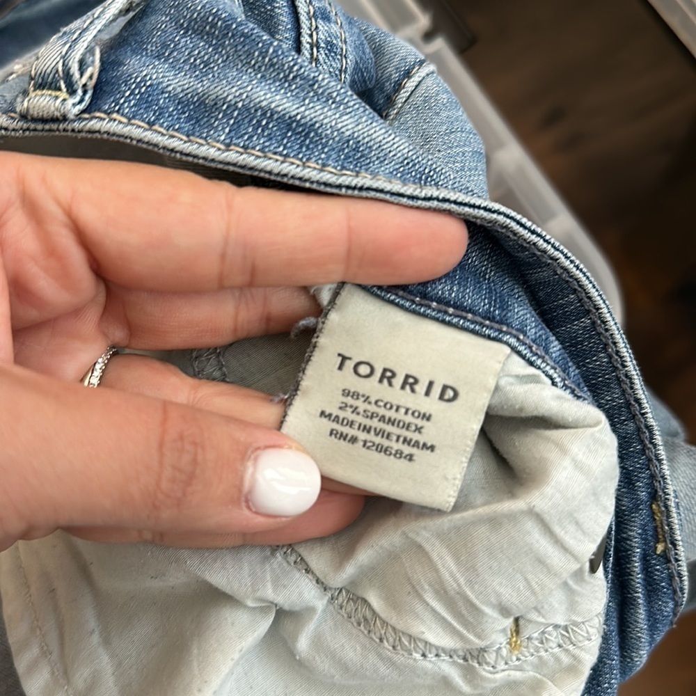 Torrid Boyfriend Distressed Ripped Leg Light Wash Bermuda Stretch Shorts Size 16 - Picture 4 of 8